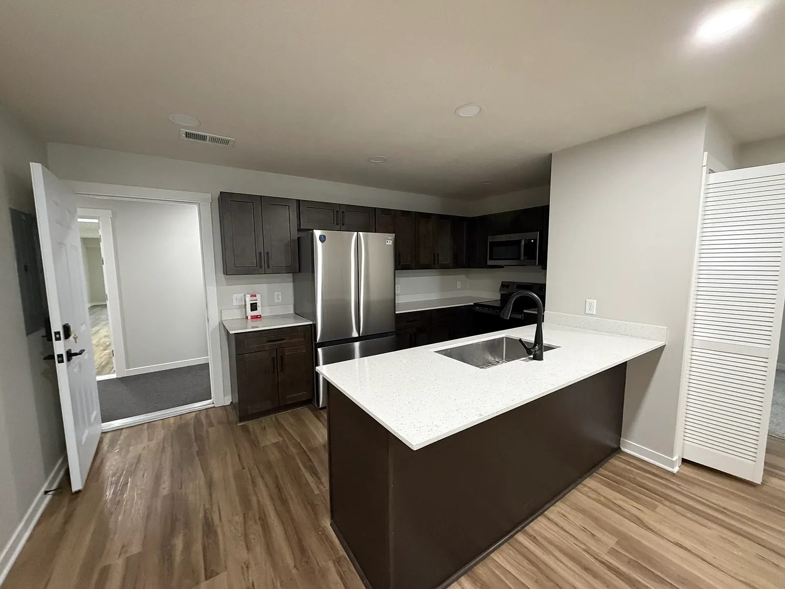 2 bed, 1028 sqft, $1,600 — Photo 4