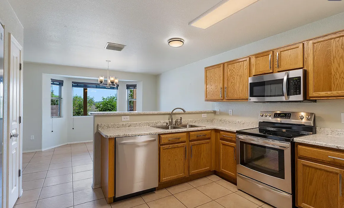 3 bed, 2.5 bath, 1543 sqft, $2,100 — Photo 4