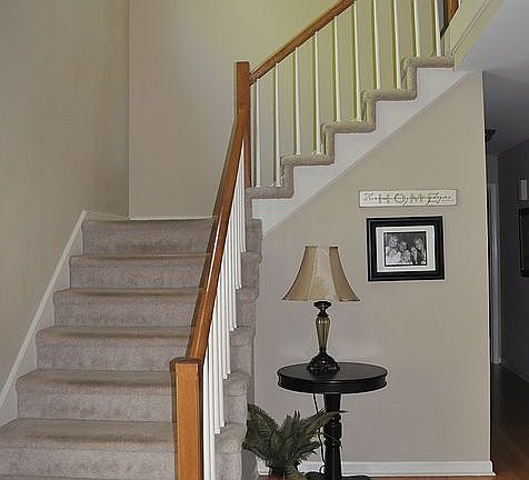4th image of 220 Newbury Ct