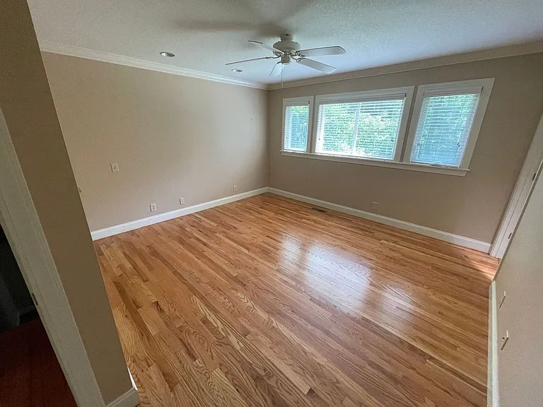 105 Norman Ln — Photo 10
