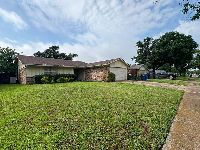 726 Ravencroft Dr — Photo 3