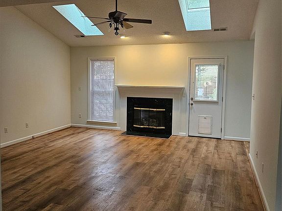 4th image of 396 Glensprings Dr