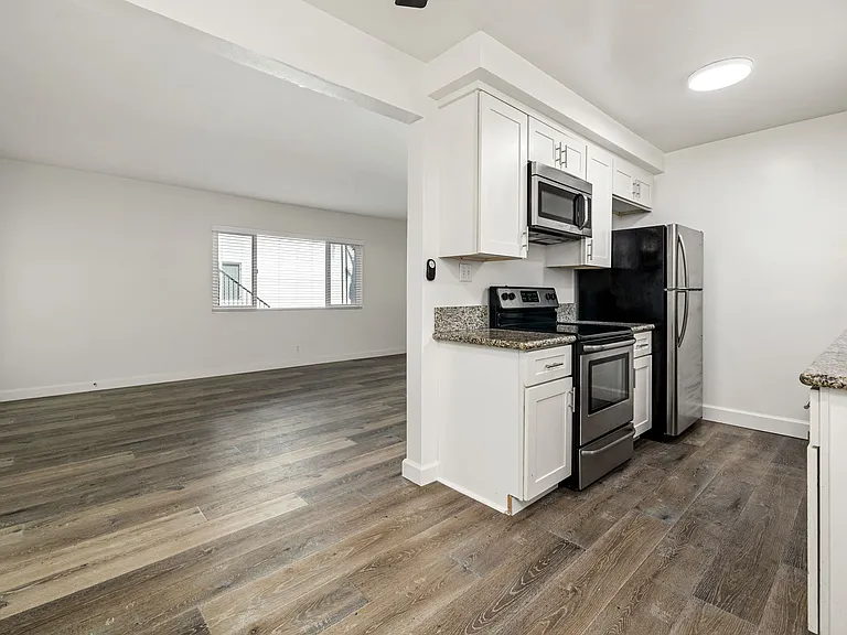 17405 Van Ness — Photo 3