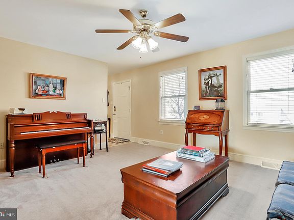 4th image of 2 Sweet Briar Ln
