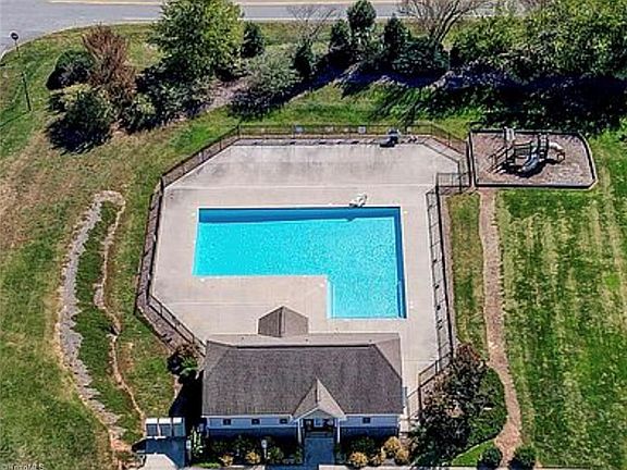 2nd image of 109 Broadwater Way