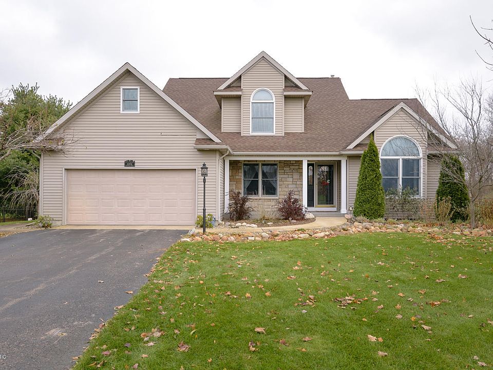1st image of 46804 Woodfield Dr