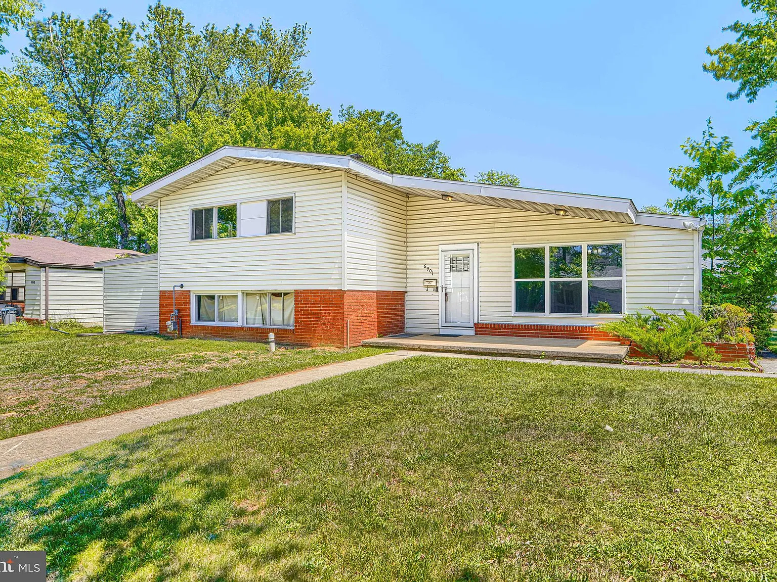3 bed, 1.5 bath, 1717 sqft, $3,000 — Photo 2