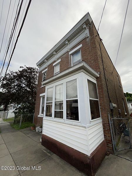 2nd image of 52 Paine Street
