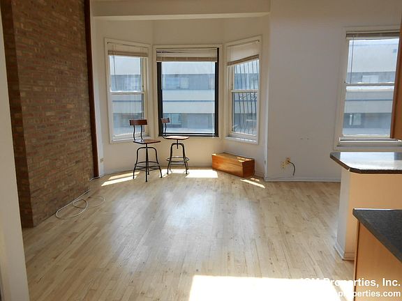 3rd image of 2527 N Lincoln Ave #4D