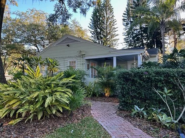 705 Daniels Ave — Photo 2