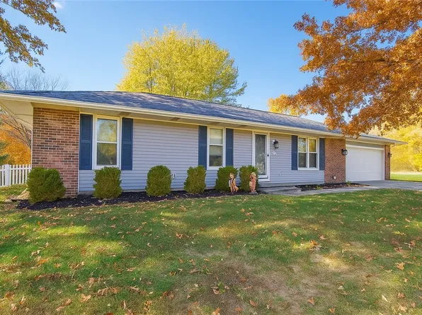 2102 Hidden Lake Ct, Charleston, IL 61920