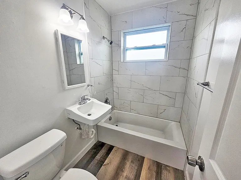 2915 Broadway — Photo 9
