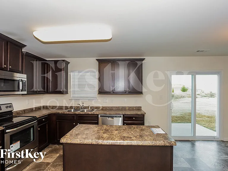 3282 Runneymede St SW — Photo 7