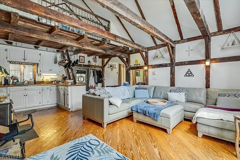 2 bed, 1.0 bath, $2,975 — Photo 2