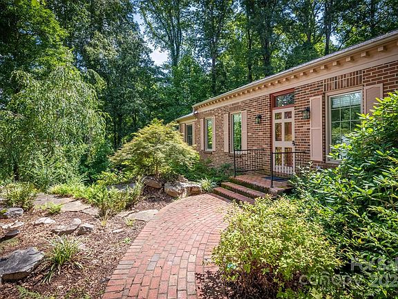 3rd image of 226 Camelot Dr