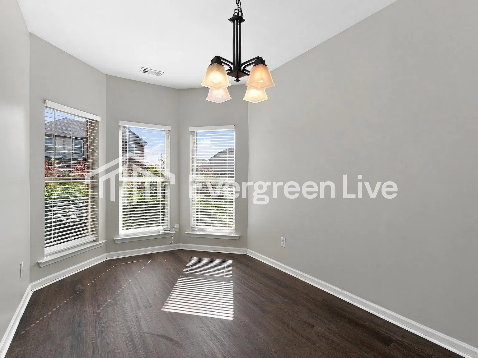4 bed, 2.0 bath, 2200 sqft, $1,895 — Photo 4