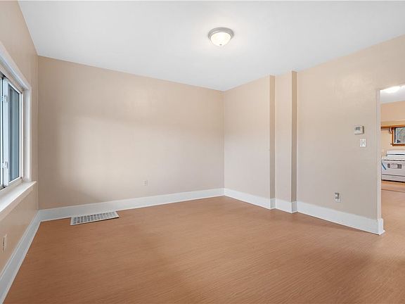 3rd image of 1004 Beaver Rd