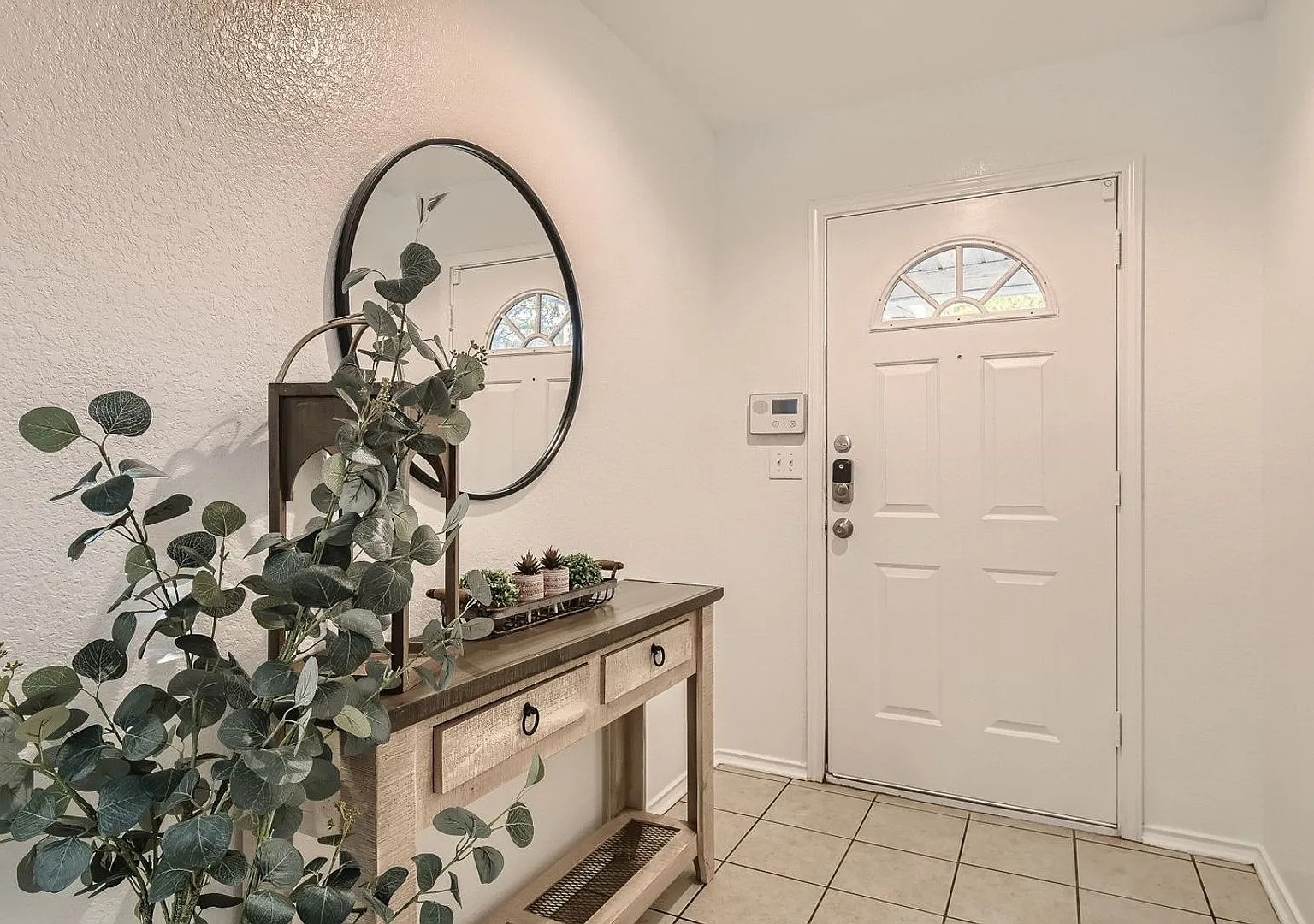 Fully Furnished 3 Bedroom near Greenbelt in Southeast Austin- Easy Access to 35! — Photo 4