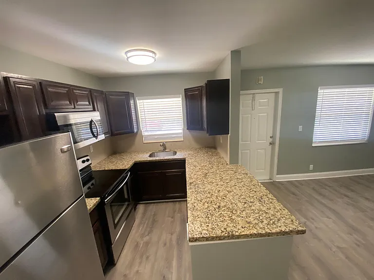 2640 NE 8th Ave #10 — Photo 5