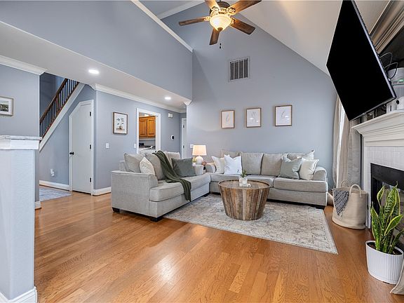 4th image of 219 Dawn Dr