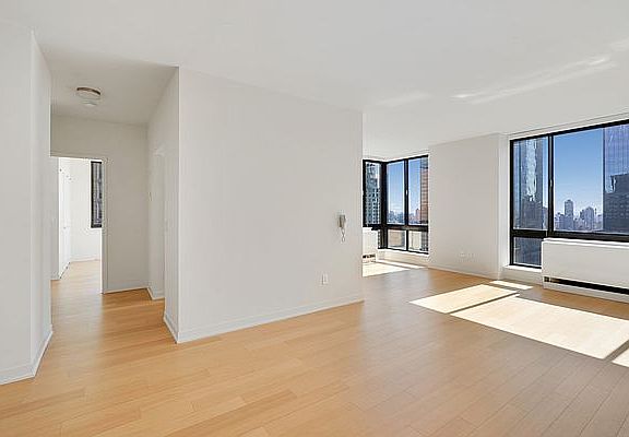 4th image of 1 Columbus Pl APT S37e