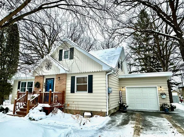 306 5th St SE, Roseau, MN 56751