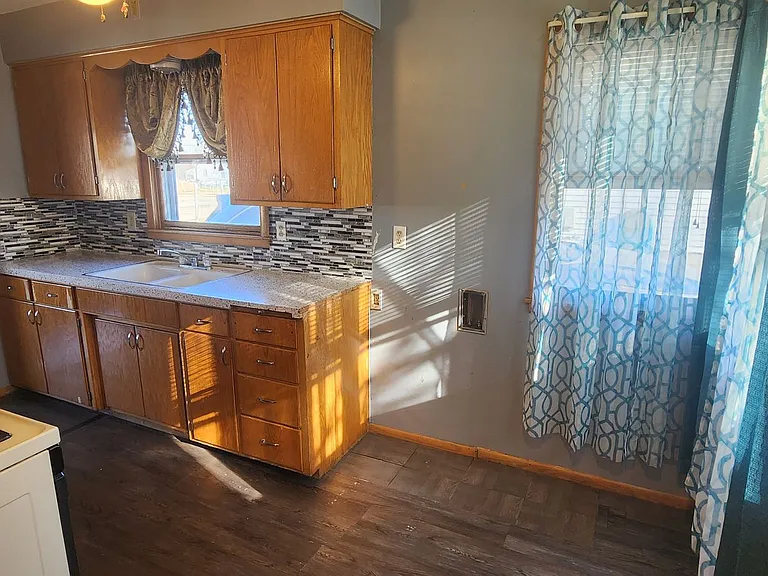 1624 E Oakland Ave — Photo 5