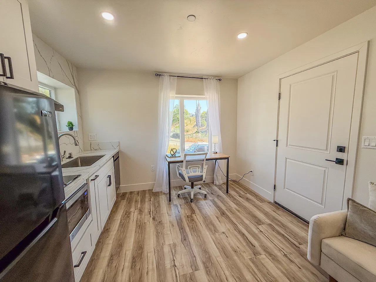 Studio, 300 sqft, $2,264 — Photo 3