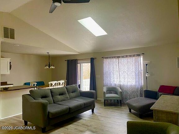 3rd image of 113 Camelot Dr