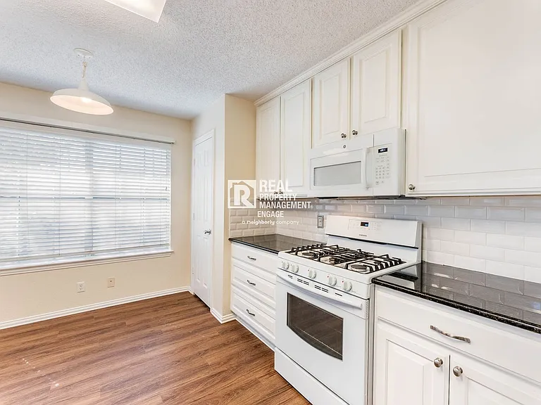 3929 Acorn Ln — Photo 16
