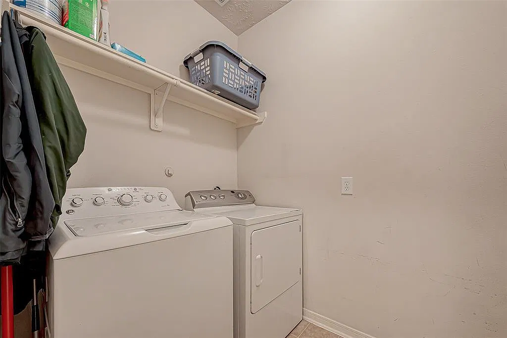 4 bed, 3.5 bath, 2416 sqft, $2,100 — Photo 2