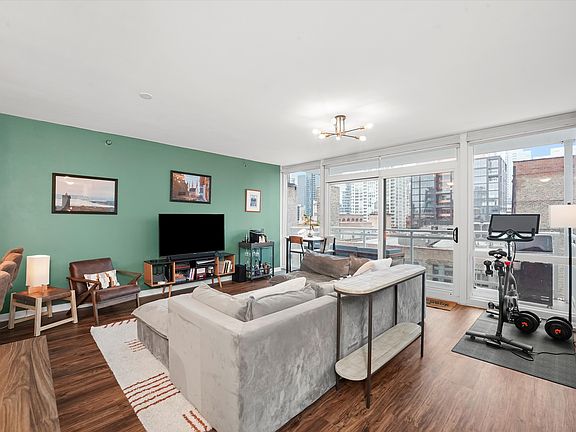 4th image of 757 N Orleans St #904