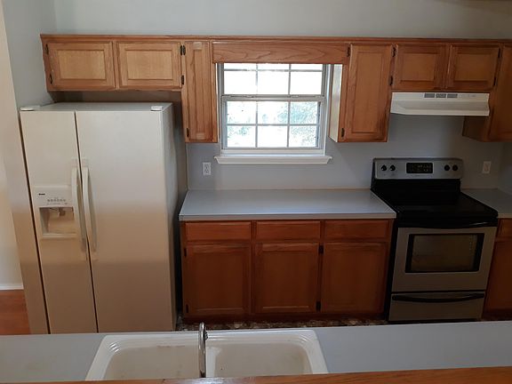 5th image of 211 Hilltop Dr