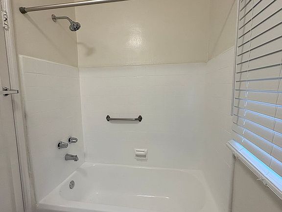 5th image of 645 S Burnside Ave APT 1