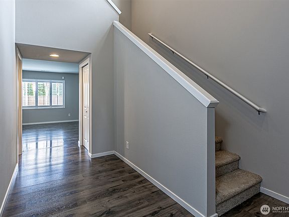 3rd image of 2928 Mahogany Street NE
