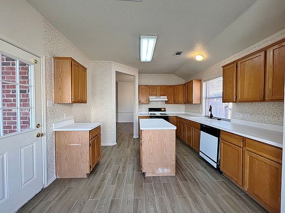 4th image of 528 Woodacre Dr