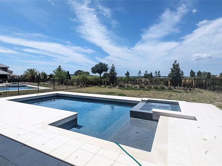 15614 Vetta Dr — Photo 31