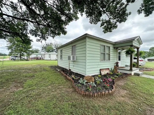 422 E 11th St, Prague, OK 74864