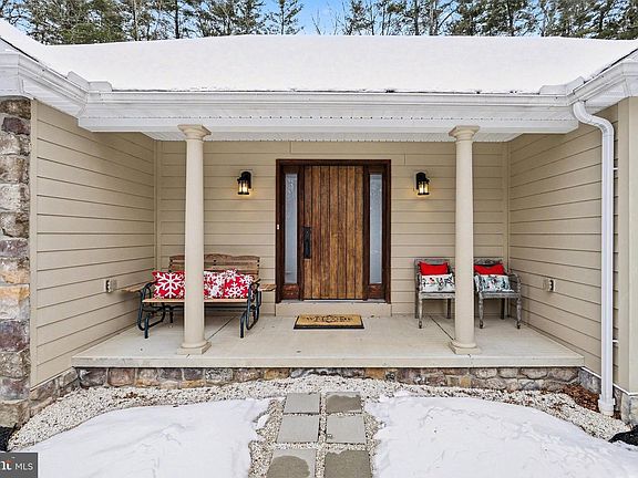 3rd image of 521 Stoney Run Rd