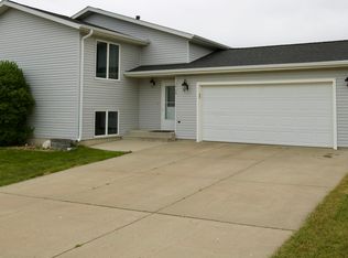 3405 40th St NW, Mandan, ND 58554