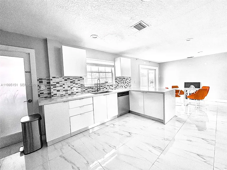 5770 NE 18th Ave — Photo 10