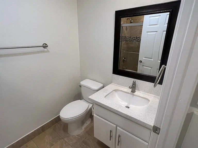4307 Whitsett Ave #104 — Photo 28
