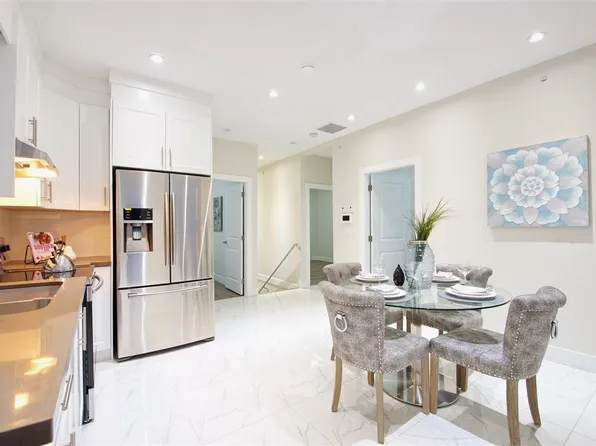 215 E 64th Ave, Vancouver, BC V5X 2M5