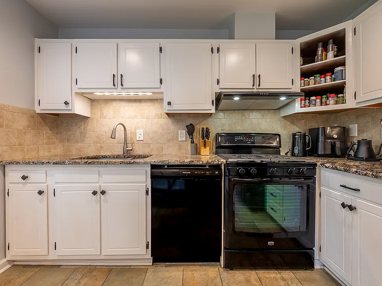 208 Huntington Ln — Photo 2