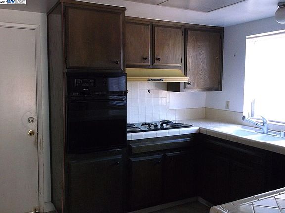 3rd image of 3731 Roundhill Dr