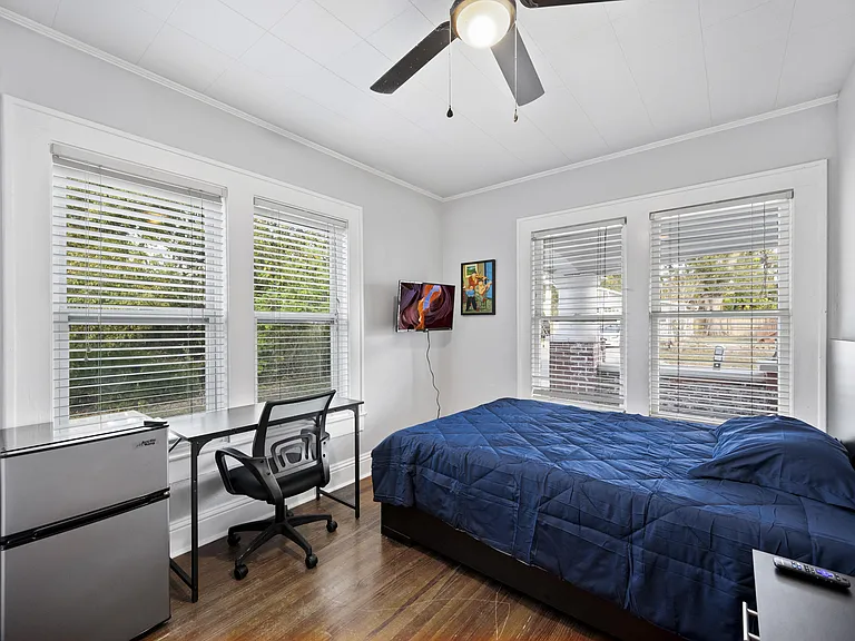 King Ave — Photo 1