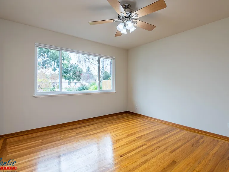 807 Mulberry Ln — Photo 10