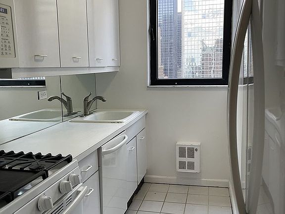 5th image of 255 E 49th St APT 28E
