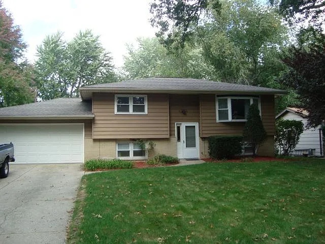 320 Barker Rd photo 1