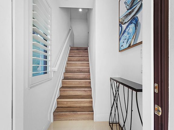 4th image of 613 Windward Circle N